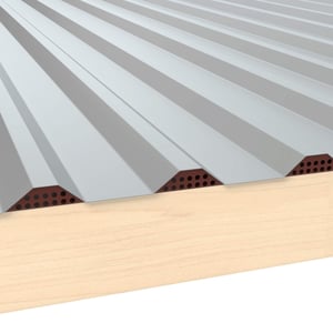 Zahnblech gelocht, rotbraun, unter grauer Trapezblech-Dachplatte auf Holzkonstruktion