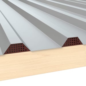 Zahnblech gelocht, rotbraun, unter Trapezblech auf Holzkonstruktion, Detailansicht der Belueftungsloechung