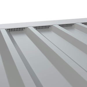 Zahnblech gelocht, Weißaluminium RAL 9006, auf Trapezblechprofil montiert, Detailansicht der Lochreihe