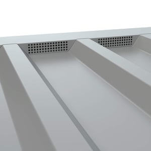 Zahnblech gelocht, Weißaluminium RAL 9006, in Trapezblech-Sicke eingesetzt, Detailansicht der Lochung