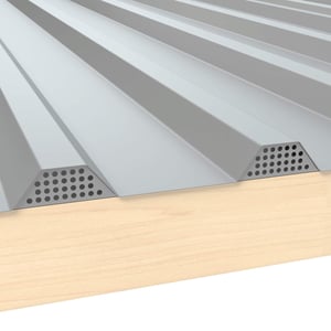 Zahnblech gelocht, Weißaluminium RAL 9006, 0,75 mm Stahl, auf Holzkonstruktion, Detailansicht der Lochung
