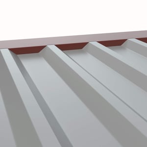 Zahnblech ungelocht, rotbraun RAL 8012, auf Trapezblech verlegt, Stahl 0,75 mm