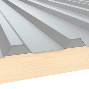 Zahnblech ungelocht, Weißaluminium RAL 9006, auf Holzkonstruktion, schräg von oben