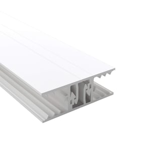 Zevener Sprosse Mittelprofil 16 mm, weißes PVC, schräg von oben mit sichtbarer Profilstruktur