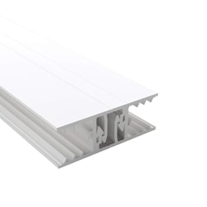 Zevener Sprosse Mittelprofil 16 mm, weißes PVC, schräg von oben mit sichtbarer Profilstruktur