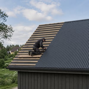 Anleitung zum Verlegen von Wellblech auf Dach und Wand