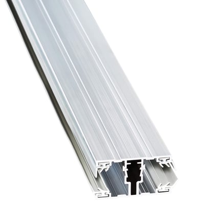 A1 Schraubprofil Mittelprofil 16 mm aus Aluminium blank, schraeg von oben mit Profilstruktur