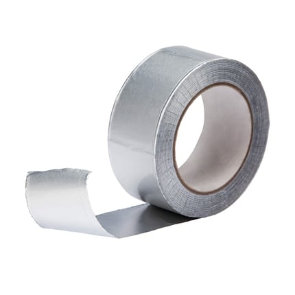 Aluminium Klebeband Rolle, silber, leicht abgerollt, auf weissem Hintergrund