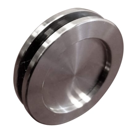 Runder Türgriff aus blankem Aluminium, Hauptansicht, mit schwarzem Dichtungsring in der Mitte