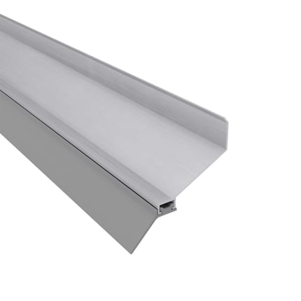 Wandanschlussprofil aus blankem Aluminium, schraeg von oben mit Blick auf die Oberseite und die Kante