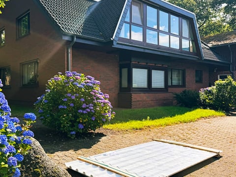 Dachblech-Lieferung vor Einfamilienhaus Anlieferung von Dachblechen vor einem Wohnhaus – Beispiel für ordnungsgemäße Zustellung.