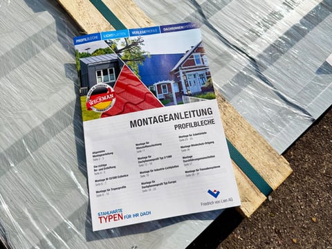 Lieferung von Profilblechen mit Montageanleitung Verpackte Profilbleche mit beiliegender Montageanleitung – Beispiel für Anlieferung und Kontrolle der Ware.