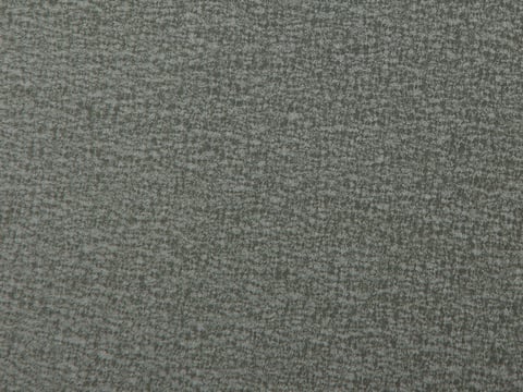 Detailansicht eines Profilblechs mit 35 µm dicker Mattpolyesterbeschichtung für ästhetischen Schutz und Dauerhaftigkeit
