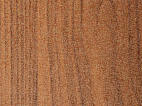 Hochwertiges Profilblech mit 35 µm Strukturpolyesterbeschichtung in täuschend echter Holzoptik für langlebige Fassadenverkleidungen