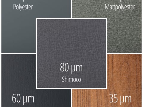 Auswahl an Flachblech-Beschichtungen mit unterschiedlichen Stärken und Texturen, inklusive Polyester, Mattpolyester, Shimoco, THD und Strukturpolyester in Holzoptik