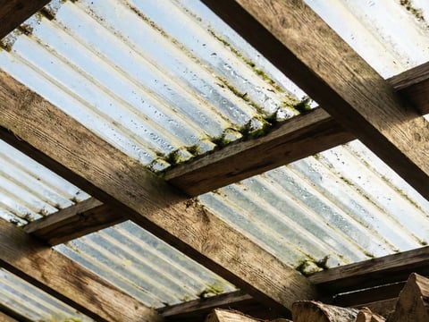 Detailansicht eines Kaminholzlagers mit transparenten PVC-Wellplatten