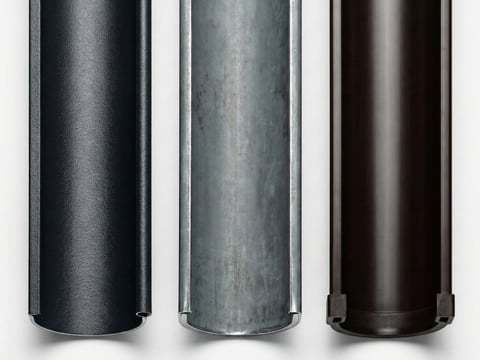 Übersicht verschiedener Dachrinnenmaterialien: PVC, Stahl und Titanzink