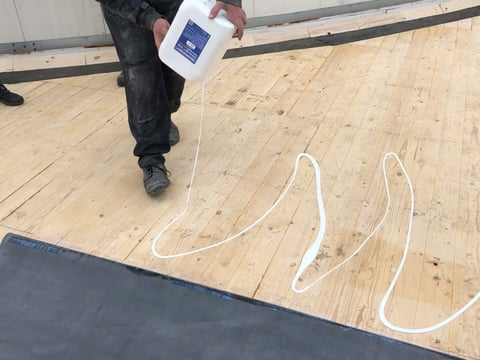 Anwendung von EPDM-Kontaktkleber an einer Attika