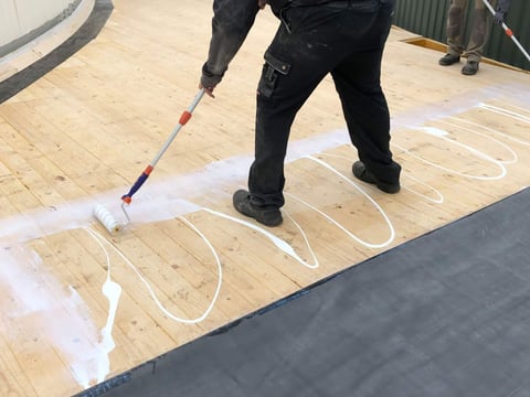 Glattstreichen der EPDM Folie für eine blasenfreie Abdichtung