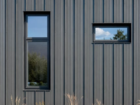 Detailansicht Profilblech-Fassade mit vertikaler Verlegung in Anthrazit