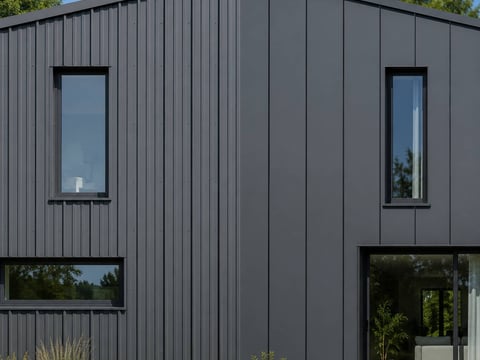 Vergleich Fassade aus Trapezblech mit sichtbarer und Stehfalz mit verdeckter Befestigung