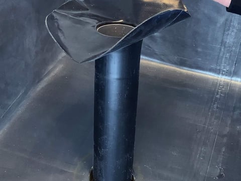 Schnittmodell eines Flachdachgullys mit EPDM-Anschlussflansch