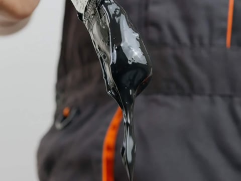 Einfaches Auftragen von Flüssigkunststoff mit einem Pinsel an einem Kaminanschluss