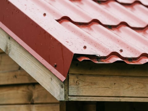 Detailansicht Gartenhaus-Dach mit Pfannenblech-Eindeckung