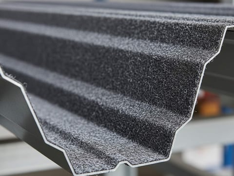 Großflächiges Hallenprofil mit professioneller Vliesbeschichtung gegen Schwitzwasser