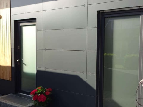 Montierte HPL Schichtstoffplatte an Außenfassade eines modernen Gebäudes, robust und ästhetisch