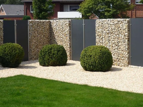 Graue HPL Schichtstoffplatte als Zaunelement im Garten, langlebig und modern