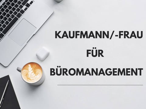 Engagierte Business-Frau bei DWZ plant Karriereschritte am Laptop im Büro