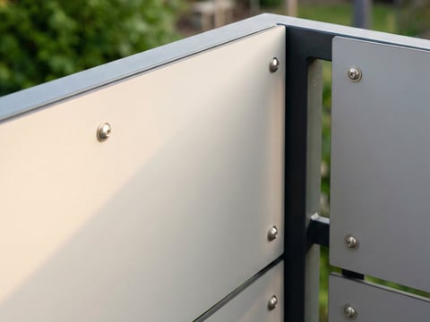 Balkonverkleidung mit robusten HPL-Massivplatten