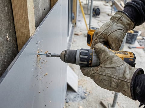 Fachgerechte Verschraubung einer Massivplatte mit Dehnungsspiel