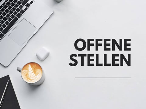 Arbeitsplatz mit Laptop, Notizbuch und Kaffee - Symbol für offene Stellen bei DWZ