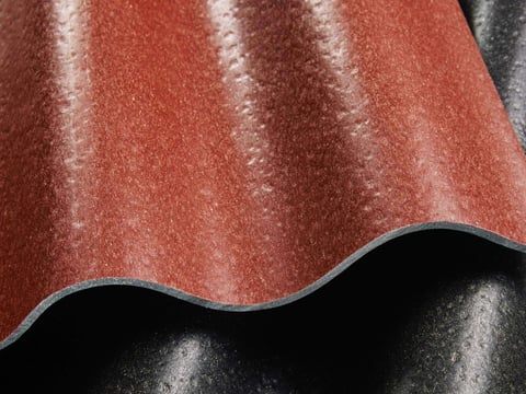 Robuste, wiederverwertbare Profilplatten für Außenverkleidungen in ästhetischem Rot und Schwarz und hoher Beständigkeit