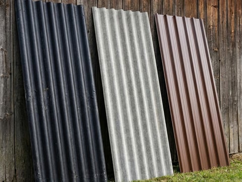 Profilplatten aus Recycling-Kunststoff im direkten Materialvergleich