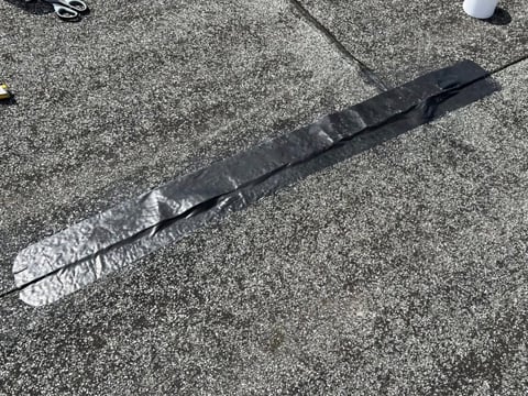Einfaches Abdichten eines Risses mit dem flexiblen Reparaturband