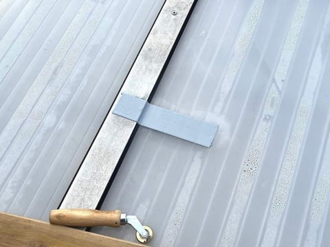 Reparaturband haftet auf Metall, Kunststoff und Bitumen