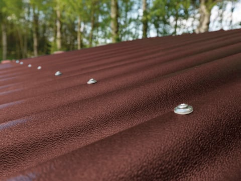 Detailansicht preiswerter Recycling-Profilplatten für Nebengebäude