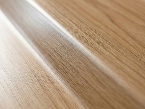 Detailansicht Wellprofil in Holzoptik für den Zaunbau