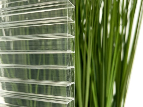 Detailansicht einer 16mm Stegplatte mit X-Struktur für maximale Stabilität