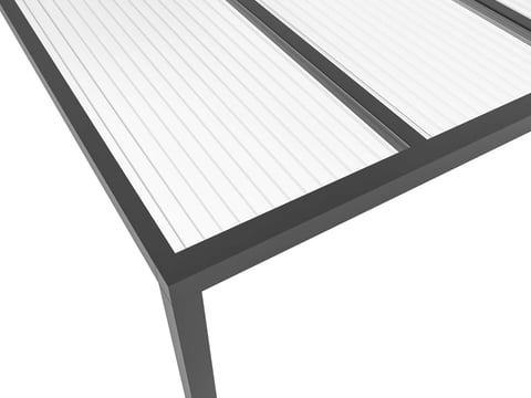 Moderne Terrassenüberdachung mit klaren Linien, bestehend aus starken Profilträgern und lichtdurchlässigen Platten für optimalen Schutz und Design