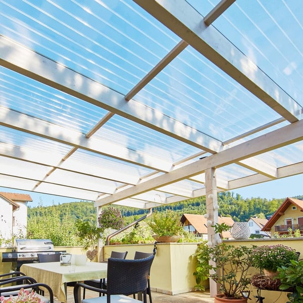 Verlegte Acrylglas Stegdoppelplatten 16 mm klar auf einer Holz-Terrassenüberdachung