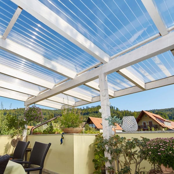 Verlegte Acrylglas Stegdoppelplatten 16 mm klar auf einer Holz-Terrassenüberdachung, seitliche Ansicht
