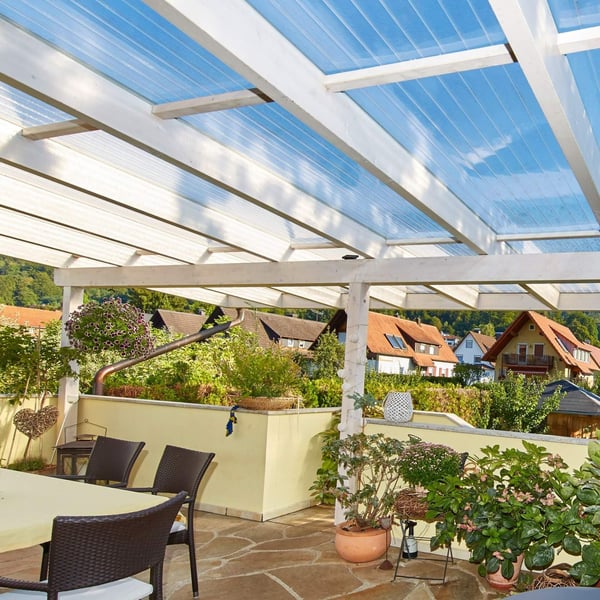 Terrassenüberdachung mit klaren Acrylglas Stegdoppelplatten 16 mm und weissen Holzbalken
