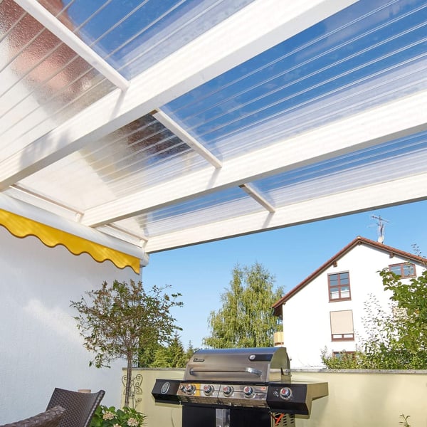 Terrassenüberdachung mit klaren Acrylglas Stegdoppelplatten 16 mm, Blick von der Seite