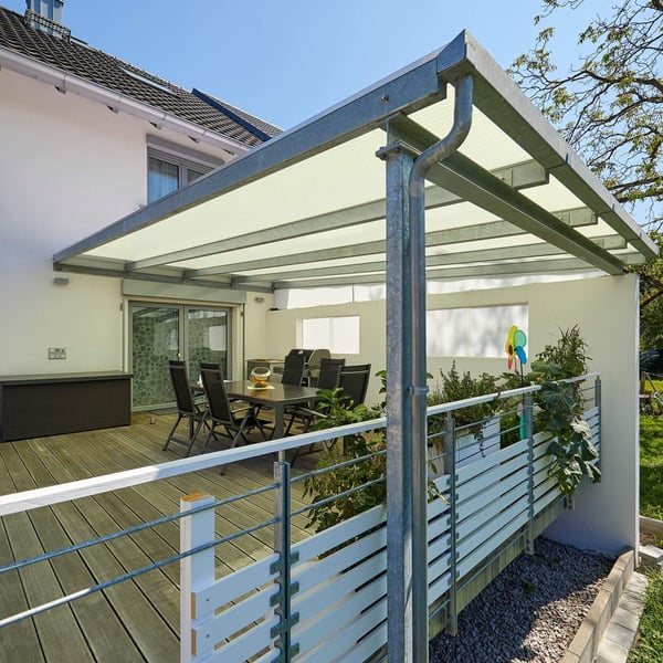 Terrassenüberdachung mit gold-opalen Acrylglas Stegdoppelplatten und Dachrinne