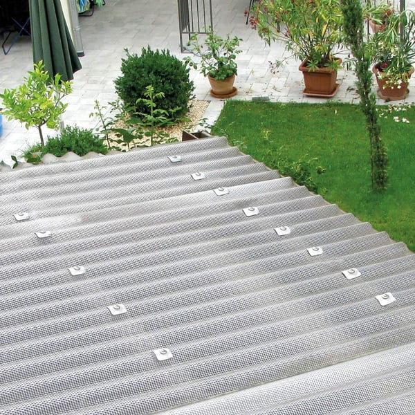 Acrylglas Wellplatten 76/18 klar, 3,00 mm, auf einem Dach verlegt mit Abstandshaltern