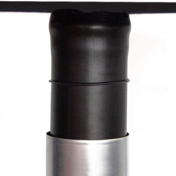 Adapterring aus schwarzem Gummi, 2,5 mm stark, montiert zwischen Fallrohr und Zinkfallrohr